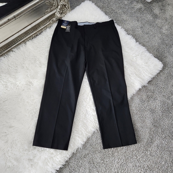 Haggar Other - Haggar Classic Fit Solid Stretch. Solid Black. Size 40x29. New.